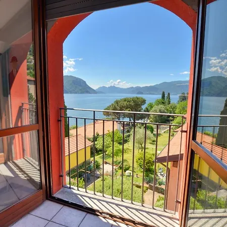 3-bedroom Lake View Camelia 40 San Siro (Lombardy)